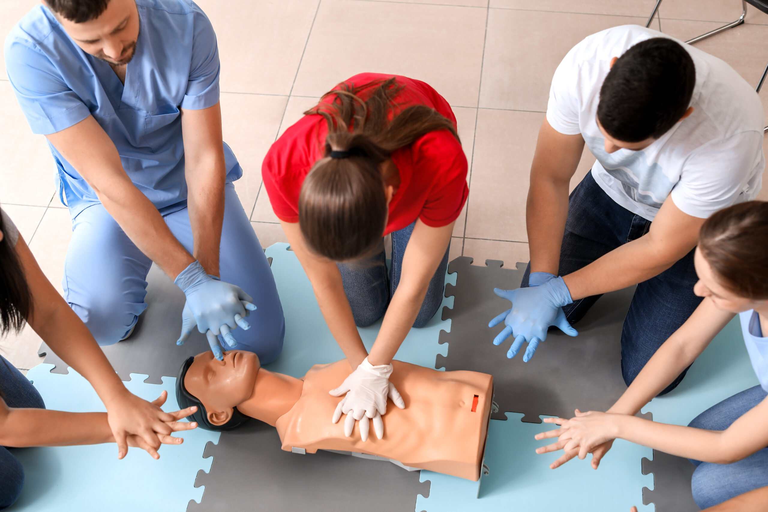 Instructors,Demonstrating,Cpr,On,Mannequin,At,First,Aid,Training,Course